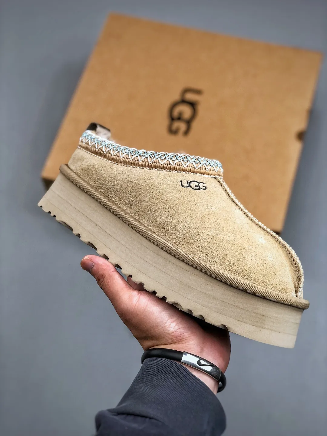 Local self-pickup💰560 supports store placement. The top version on the market. UGG Tazz ethnic style thick-soled women's model. Xiaohongshu's hot model. Produced by a major foreign trade factory in Guangzhou. From toe to insole, genuine sheep fur. Independent outer box packaging. Chip. With waterproof technology. Differentiating from any version on the market. 5cm thick sole. Independently developed original outsole. Cashmere insole. Keep warm when going out in winter. It is a very suitable choice for home use. In the new year, uug has launched a style series, which is partially biased towards the preferences of young consumers. It has also moved to the forefront of fashion trends. Shoe body material. Water-repellent coated suede upper. 17mm UGGPURE™ implanted wool insole. Lightweight non-slip and comfortable rubber outsole. With brand LOGO. With full packaging. Size: 35-40